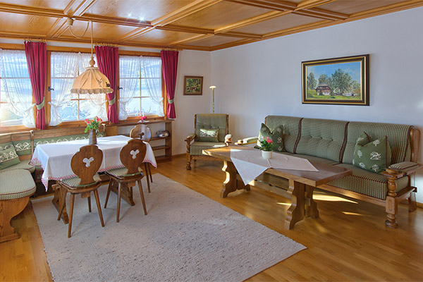 Ferienwohnung 1: Wohnzimmer mit Essbereich