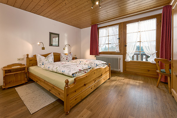 Ferienwohnung 1: Schlafzimmer mit Doppelbett