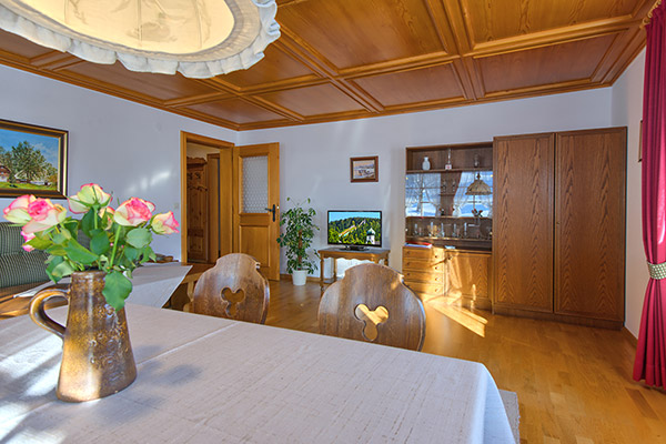 Ferienwohnung 1: Wohnzimmer mit Essbereich