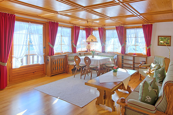 Ferienwohnung 1: Wohnzimmer mit Essbereich